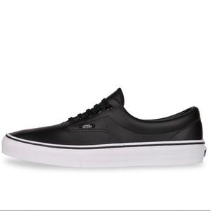 Women’s VANS off the wall Leather Sneaker size 9